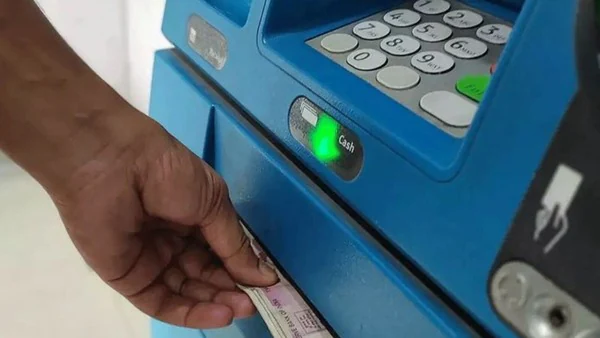 खात्यात शून्य रुपये असले तरी सुद्धा ATM मधून मिळणार पैसे? जाणून घ्या बँकेच्या या जुगाडबद्दल HDFC Personal Loan on ATM
